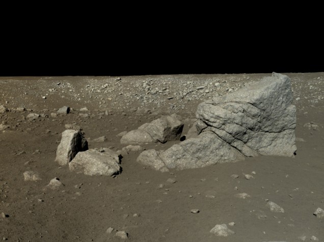 <p>Esta fotografia é o resultado de uma "montagem" de seis imagens tiradas pelo robô Yutu em 13 de janeiro de 2014. O rover foi conduzido a sudoeste para capturar informações desta grande "rocha" lunar, apelidada pelos chineses de Long Yan (ou pirâmide de rocha, na tradução livre)</p>