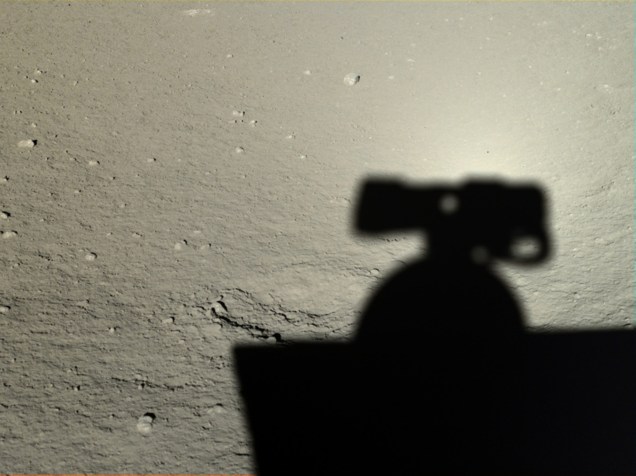 <p>Yutu tirou esta foto de sua própria sombra em 12 de janeiro de 2014. A parte iluminada, perto da cabeça do robô, mostra indícios da luz do Sol</p>