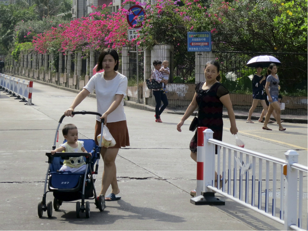 A China informou que vai encerrar a política do filho único