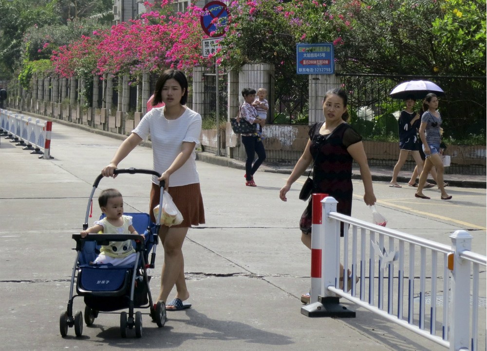 A China informou que vai encerrar a política do filho único