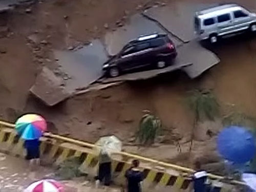 Chuva forte faz estrada ceder na China