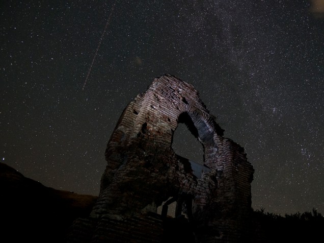 <p>Meteoro cruza o céu de St. Ilia Roman, na Bulgária</p>