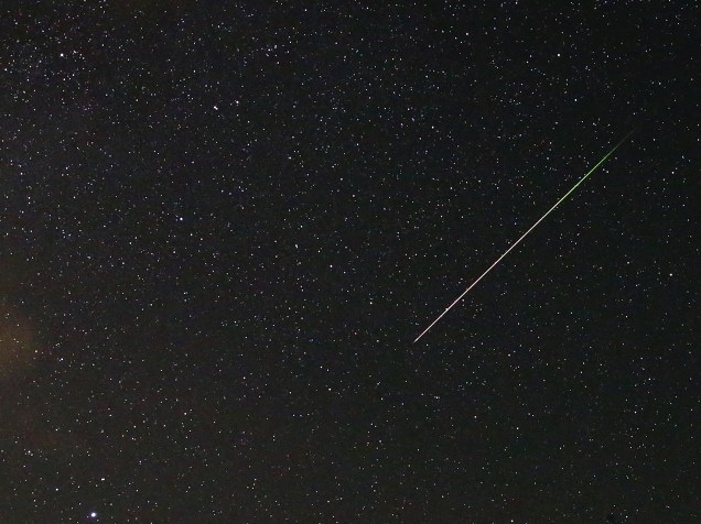 <p>Meteoro Perseida é visto cruzando o céu perto de Kraljevine, na montanha Smetovi, Bósnia</p>
