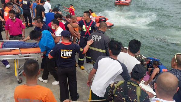 Equipes de resgate tentam salvar os sobreviventes do naufrágio