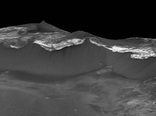 <p>Imagem mostra o que os cientistas conhecem pela sigla RSL (Recurring Slope Linear, em português algo como Linhas Recorrentes de Encosta), sulcos escuros que surgem nas bordas de crateras, cânions ou montanhas, observados na encosta virada a oeste de Coprates Chasma na região equatorial de Marte</p>