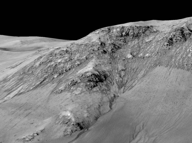 <p>Imagem mostra o que os cientistas conhecem pela sigla RSL (Recurring Slope Linear, em português algo como Linhas Recorrentes de Encosta), sulcos escuros que surgem nas bordas de crateras, cânions ou montanhas</p>