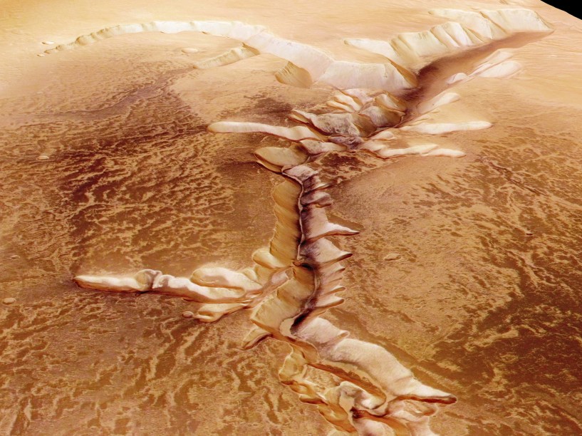 <p>Imagem divulgada pela Agência Espacial Europeia (ESA) em 2008, mostra a Echus Chasma, uma das maiores regiões de origem de água em Marte</p>