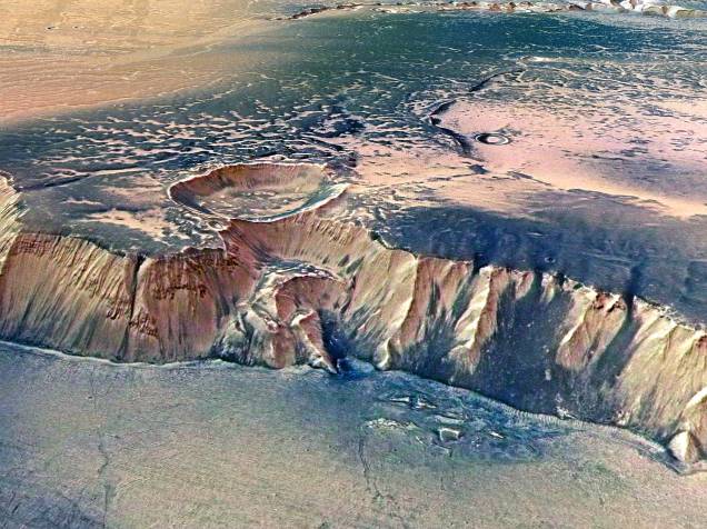 <p>Imagem divulgada pela Agência Espacial Europeia (ESA) em 2008, mostra a Echus Chasma, uma das maiores regiões de origem de água em Marte</p>