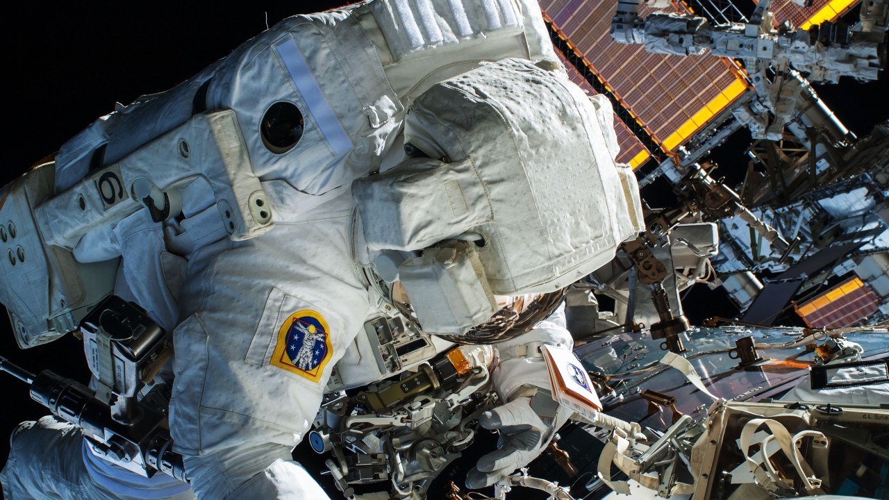 Astronauta Terry Virts, durante caminhada espacial ao redor da Estação Espacial Internacional