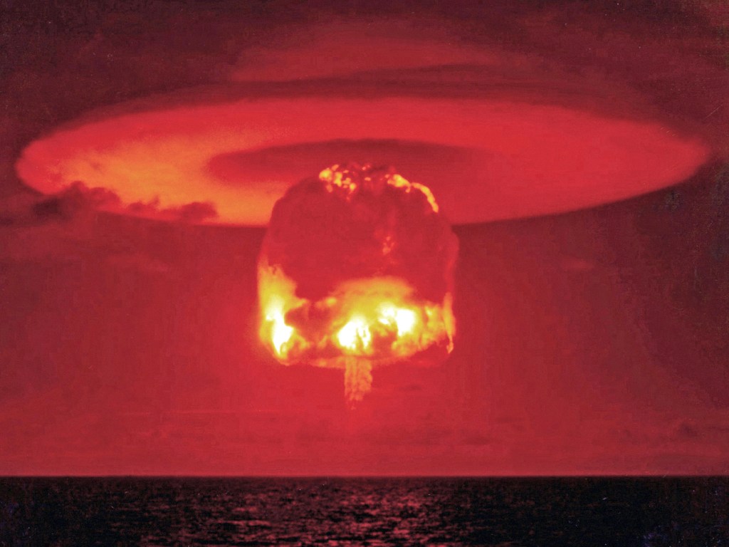 Imagem de um dos testes com bombas termonucleares dos Estados Unidos durante a Operação Castelo realizada em 1954 no atol de Bikini, Oceano Pacífico