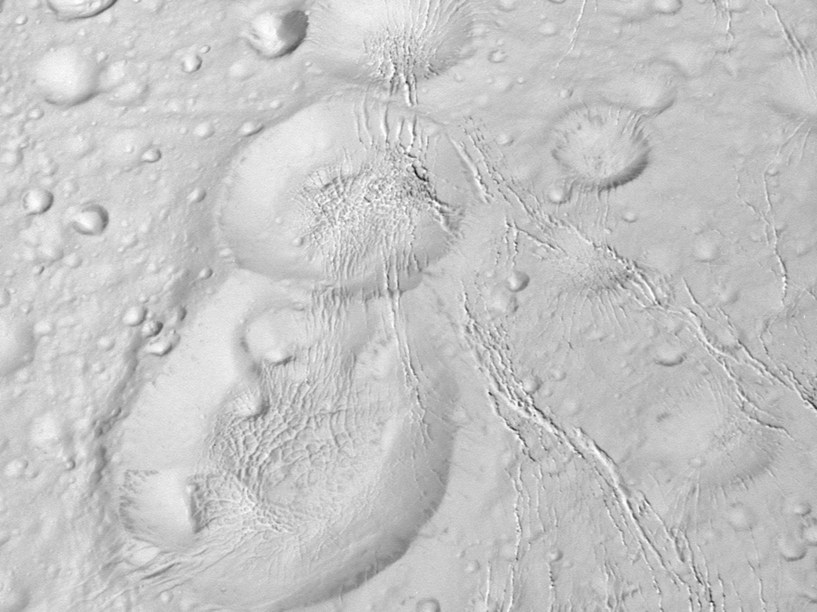 <p>A sonda Cassini da Nasa mostra as crateras da lua Enceladus de Saturno durante voo rasante </p>