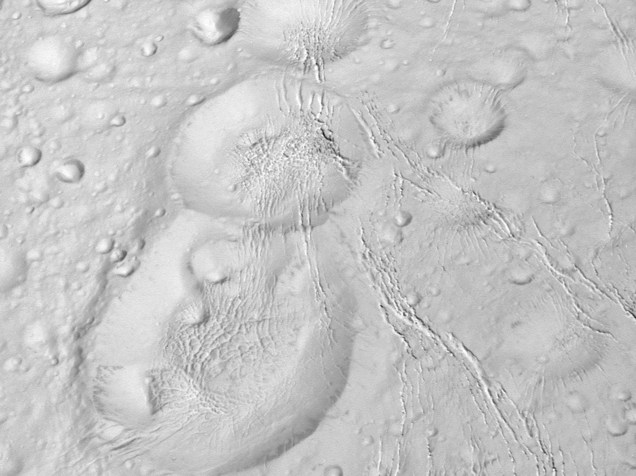 <p>A sonda Cassini da Nasa mostra as crateras da lua Enceladus de Saturno durante voo rasante </p>