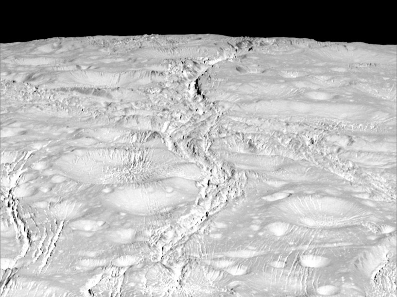 <p>Vista das fraturas da superfície do polo Norte de Enceladus, lua de Saturno, em foto de 14 de outubro de 2015 feita pela sonda Cassini</p>