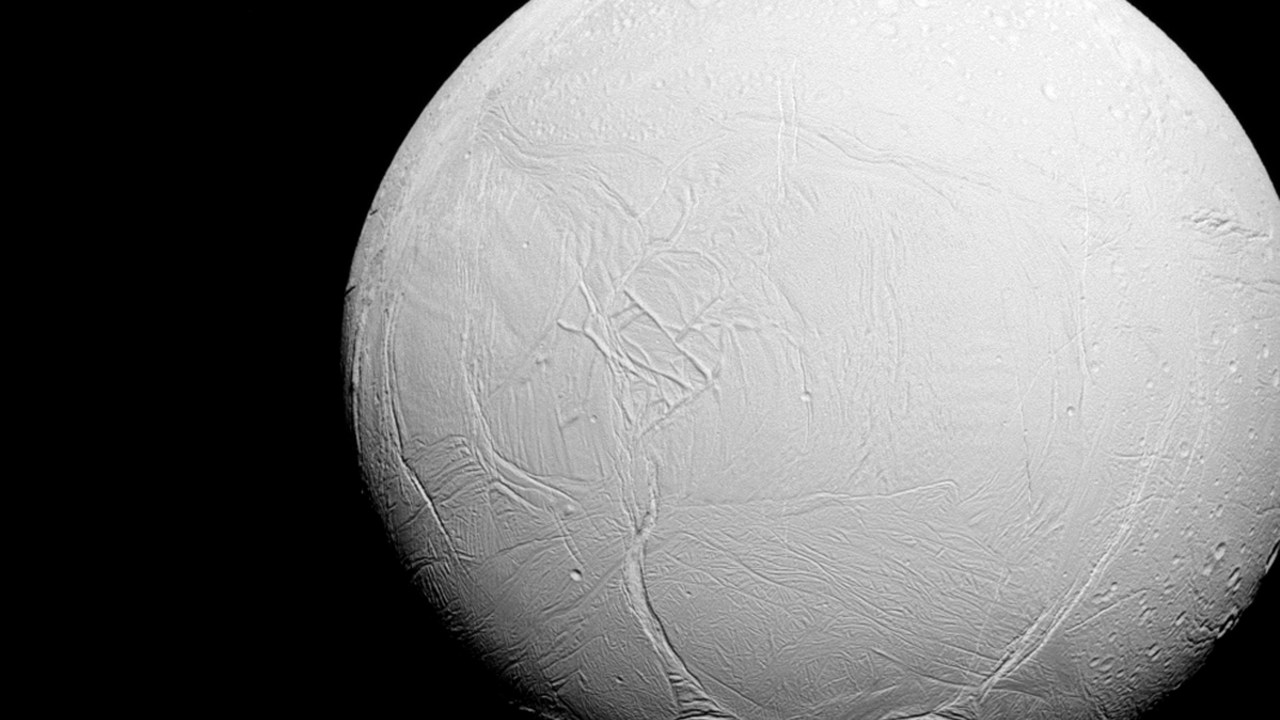 Enceladus, a sexta maior lua de Saturno, em foto tirada pela sonda Cassini da Nasa