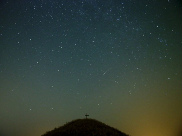 <p>Um meteoro cruza o céu sobre a colina Leeberg durante a chuva de meteoros Perseidas perto Grossmugl, na Aústria - 13/08/2015</p>