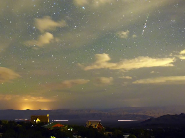 <p>Chuva de meteoros Perseidas atravessam o céu sobre a comunidade de Cold Creek, no estado de Nevada (EUA) - 12/08/2015</p>