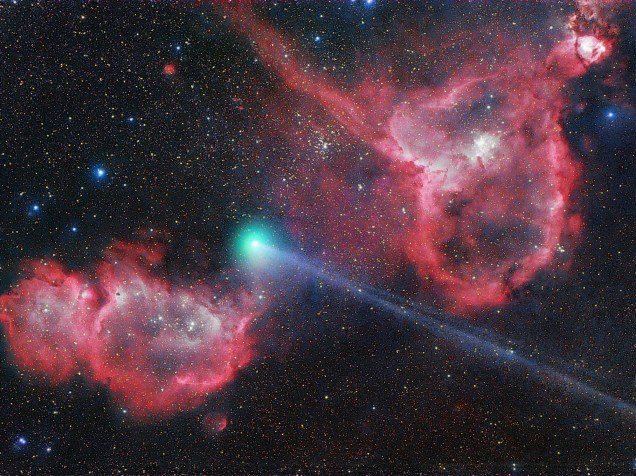 <p>Cometa Jacques, descoberto pelo Sonear, fotografado por Michael Jäger com nebulosas ao fundo</p>