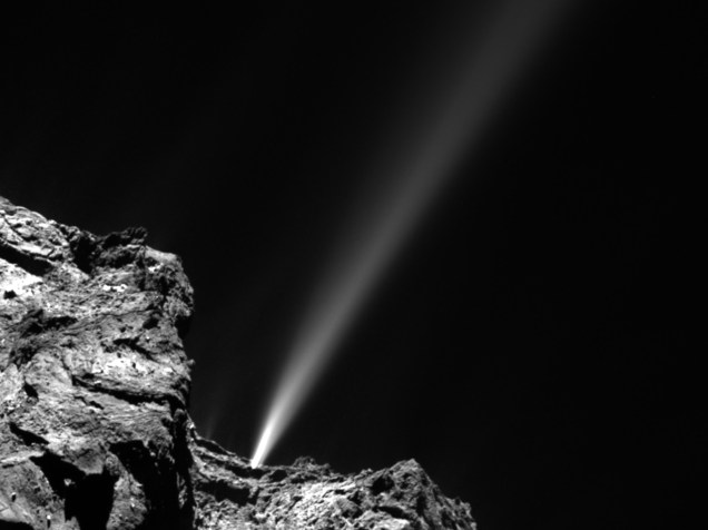 <p>Imagem de um jato de gás que explodiu do cometa 67P/Churyumov-Gerasimenko em 29 de julho, captado pela sonda Rosetta.</p>