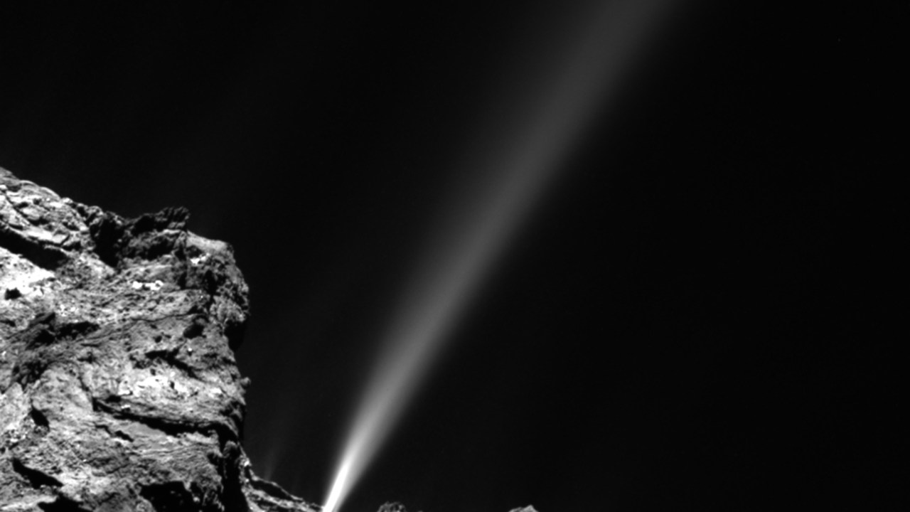 Imagem de um jato de gás que explodiu do cometa 67P/Churyumov-Gerasimenko em 29 de julho, captado pela sonda Rosetta.