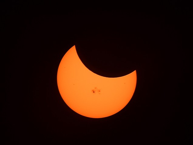 <p>Eclipse solar visto das montanhas de São Gabriel, ao nordeste de Los Angeles, Estados Unidos</p>
