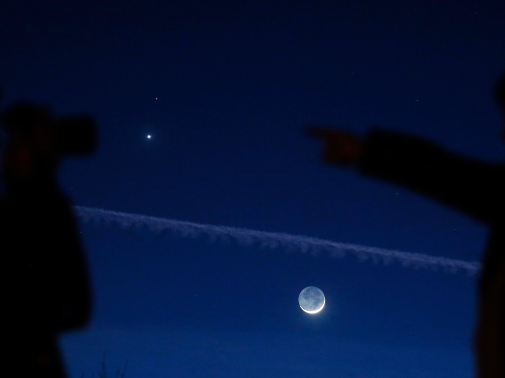 A Lua é o astro mais brilhante desta conjunção, seguida por Vênus e, só então, Marte