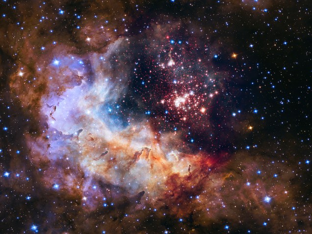 <p>Foto de Westerlund 2,um aglomerado de cerca de 3 000 estrelas localizada a 20 000 anos-luz da Terra</p>