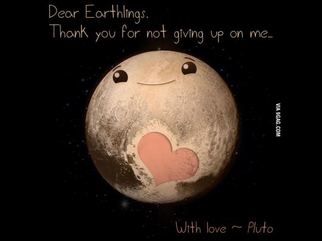 <p>"Queridos terráqueos, obrigado por não desistirem de mim. Com amor Plutão", diz a montagem</p>