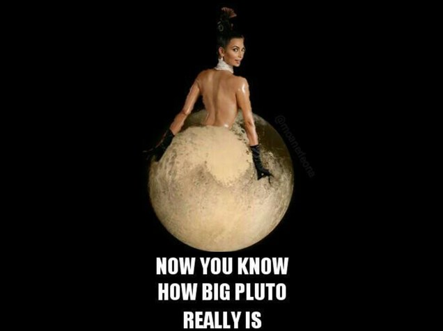 <p>"Agora você sabe como Plutão é grande", diz a montagem com Kim Kardashian, uma brincadeira com a descoberta de que Plutão é maior que o esperado e o derrière avantajado da socialite</p>