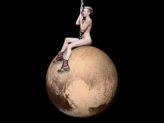 <p>A montagem de Plutão com a cantora Miley Cyrus reproduz cena do clipe Wrecking Ball</p>