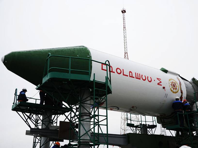<p>O foguete russo Soyuz-2.1A com a nave espacial de carga Progress M-27M </p>