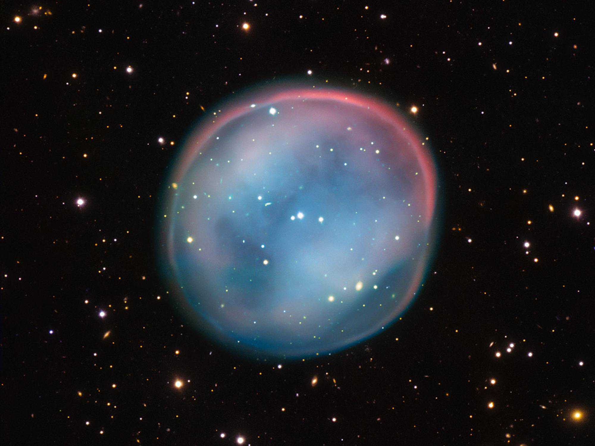 A nebulosa Coruja do Sul tem um diâmetro de 4 anos-luz (cada ano-luz equivale a 9,46 trilhões de quilômetros)