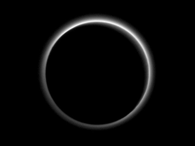 <p>Imagem da atmosfera de Plutão obtida pela sonda New Horizons da Nasa e divulgada nesta sexta-feira (24). Iluminado pela luz do Sol, o planeta anão é circundado por uma espécie de "neblina" que se estende por 130 quilômetros acima da superfície.</p>