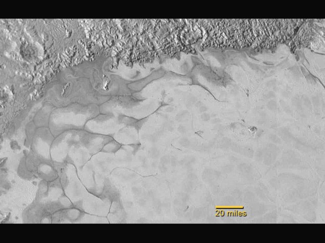 <p>A foto divulgada pela Nasa revela o gelo sobre a planície em forma de coração. A combinação entre planícies e montanhas da imagem sugere que o gelo flutuou pela superfície, semelhante ao movimento das geleiras da Terra.</p>