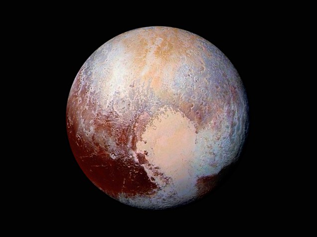 <p>A imagem é uma combinação feita com fotografias obtidas pela sonda New Horizons. As cores realçam detalhes da composição e textura da superfície de Plutão.</p>
