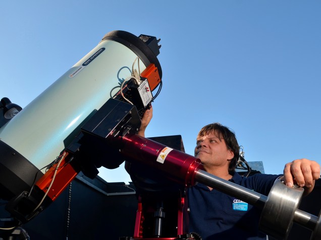 <p>O astrônomo amador, Cristóvão Jacques, no observatório espacial Sonear, na cidade de Oliveira, em Minas Gerais</p>