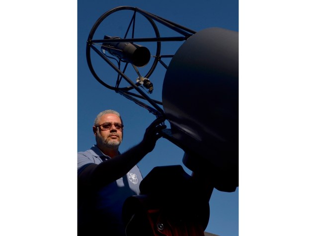 <p>O astrônomo amador, Eduardo Pimentel, no observatório espacial Sonear, em Oliveira, Minas Gerais</p>
