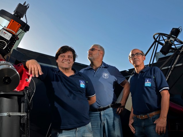 <p>O trio de astrônomos amadores Cristóvão Jacques, Eduardo Pimentel e João Ribeiro, no observatório espacial Sonear</p>