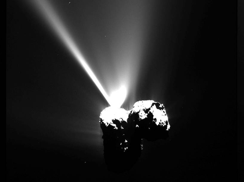 <p>Imagem da explosão do interior e superfície do cometa 67P/Churyumov-Gerasimento, captada pela sonda Rosetta na última quarta-feira (12).</p>