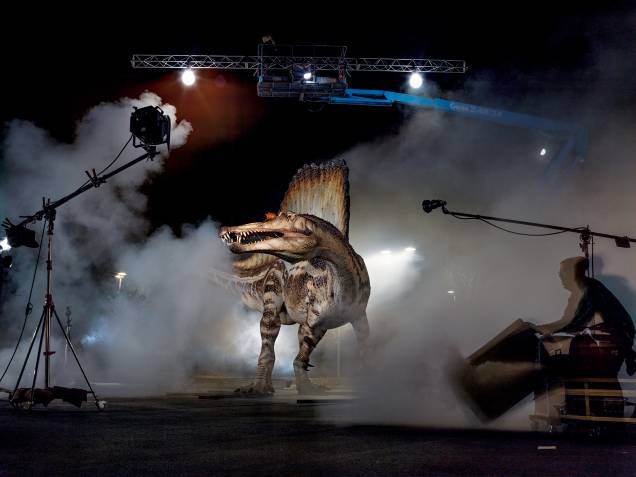 Réplica do Spinosaurus recebe tratamento para sessão de fotos. O 'Spinosaurus' será tema de uma mostra no National Geographic Museum, em Washington, EUA, que abre em 12 de setembro, e de um especial na televisão americana