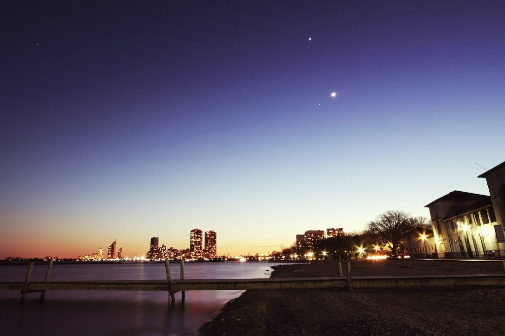 Conjunção de Vênus, Júpiter e a Lua no céu ocidental sobre a Humber Bay em Toronto, no Canadá em 2012