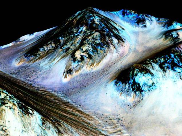 <p>Imagem de Marte mostra os veios escuros de 100 metros de comprimento que, de acordo com cientistas da Nasa, são formados por água líquida</p>