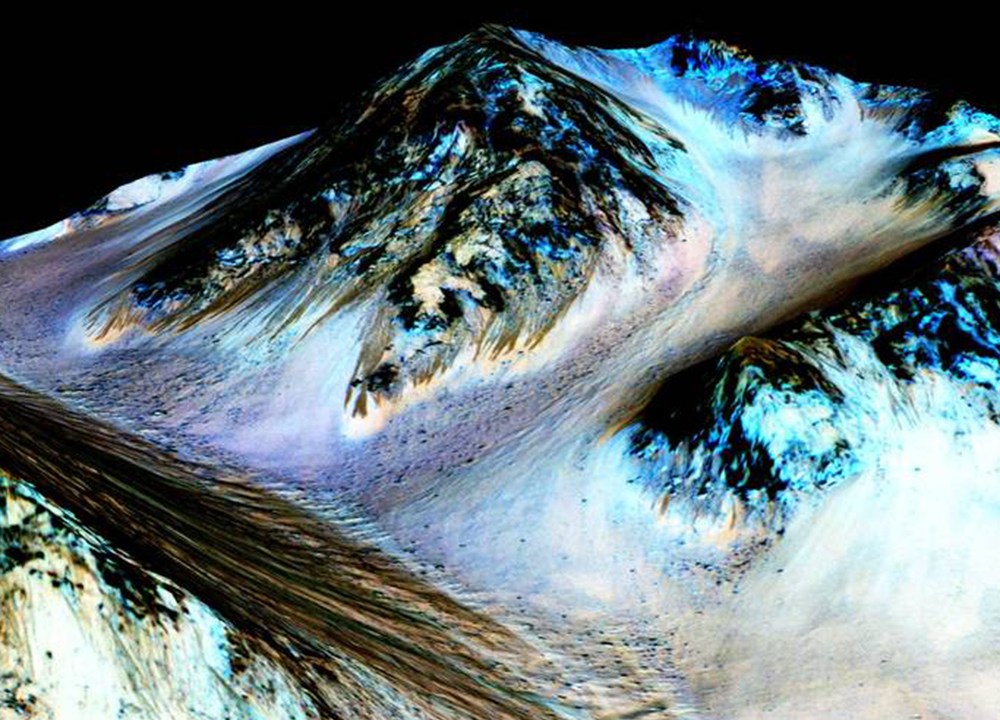 A imagem de Marte mostra os veios escuros de 100 metros de comprimento que, de acordo com cientistas da Nasa, são formados por água líquida