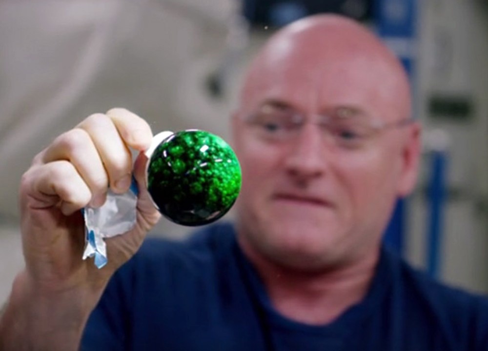 No vídeo, após o astronauta Scott Kelly misturar água, antiácido e corante em gravidade zero, belas bolhas coloridas são formadas.