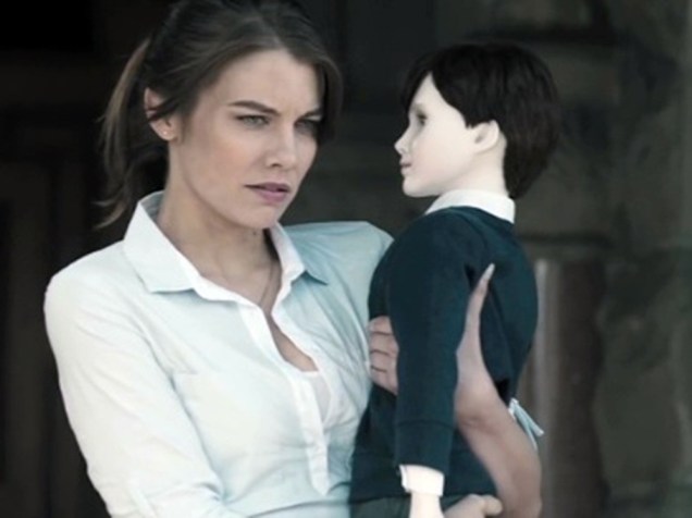 Lauren Cohan em cena do filme O Boneco do Mal