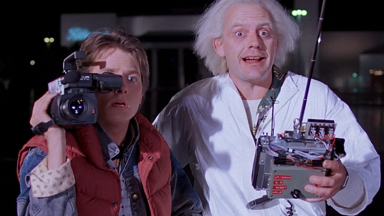 Marty McFly (Michael J. Fox) e o Doutor Brown (Christopher Lloyd) em cena do filme 'De Volta Para o Futuro'