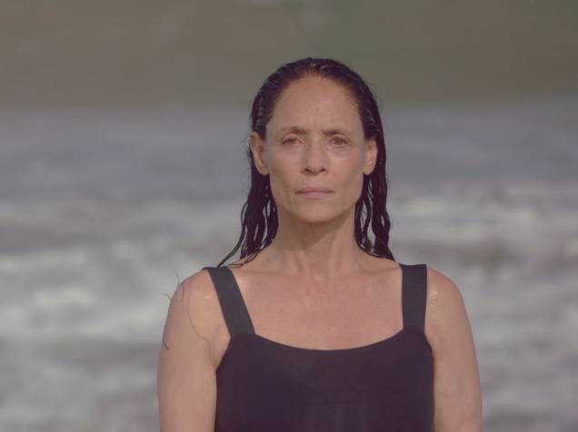 Clara (Sônia Braga) vive em um antigo apartamento à beira da praia no filme 'Aquarius', de Kléber Mendonça Filho