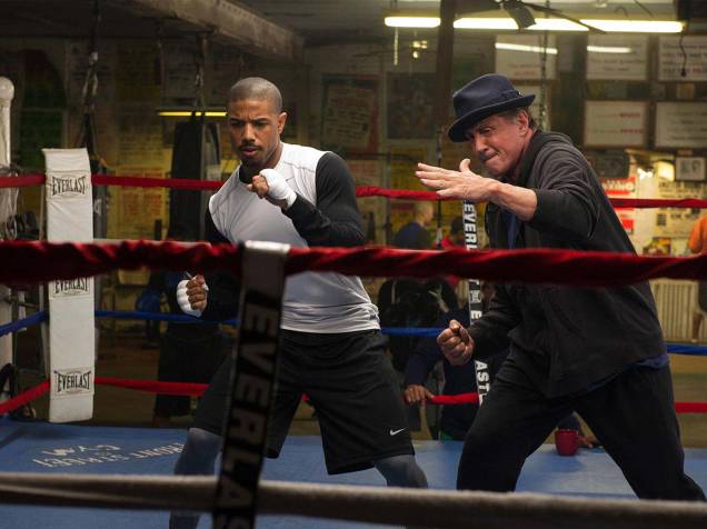 Sylvester Stallone (Rocky Balboa) e Michael B. Jordan (Adonis Johnson) em cena do filme Creed: Nascido Para Lutar