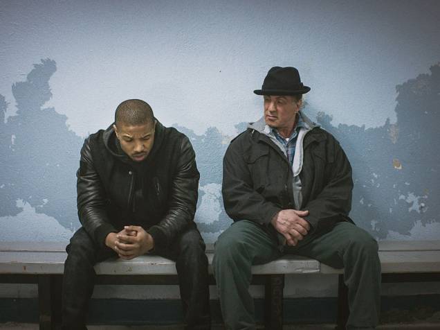 Sylvester Stallone (Rocky Balboa) e Michael B. Jordan (Adonis Johnson) em cena do filme Creed: Nascido Para Lutar