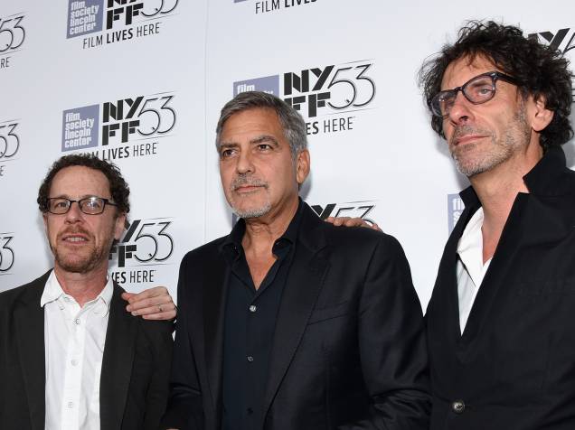 O ator George Clooney e os diretores Ethan (esquerda) e Joel Cohen (direita)