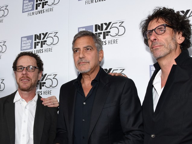 O ator George Clooney e os diretores Ethan (esquerda) e Joel Cohen (direita)